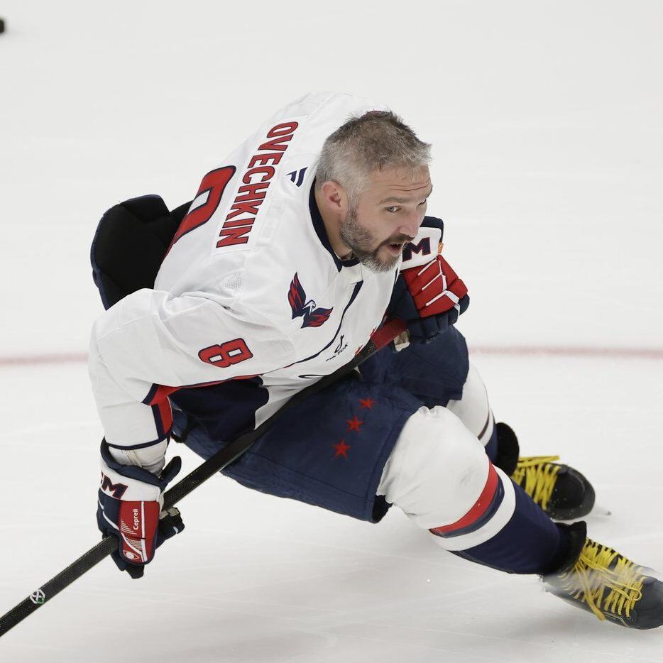 Alex Ovechkin breaks Wayne Gretzky's NHL career goals record by scoring his 895th